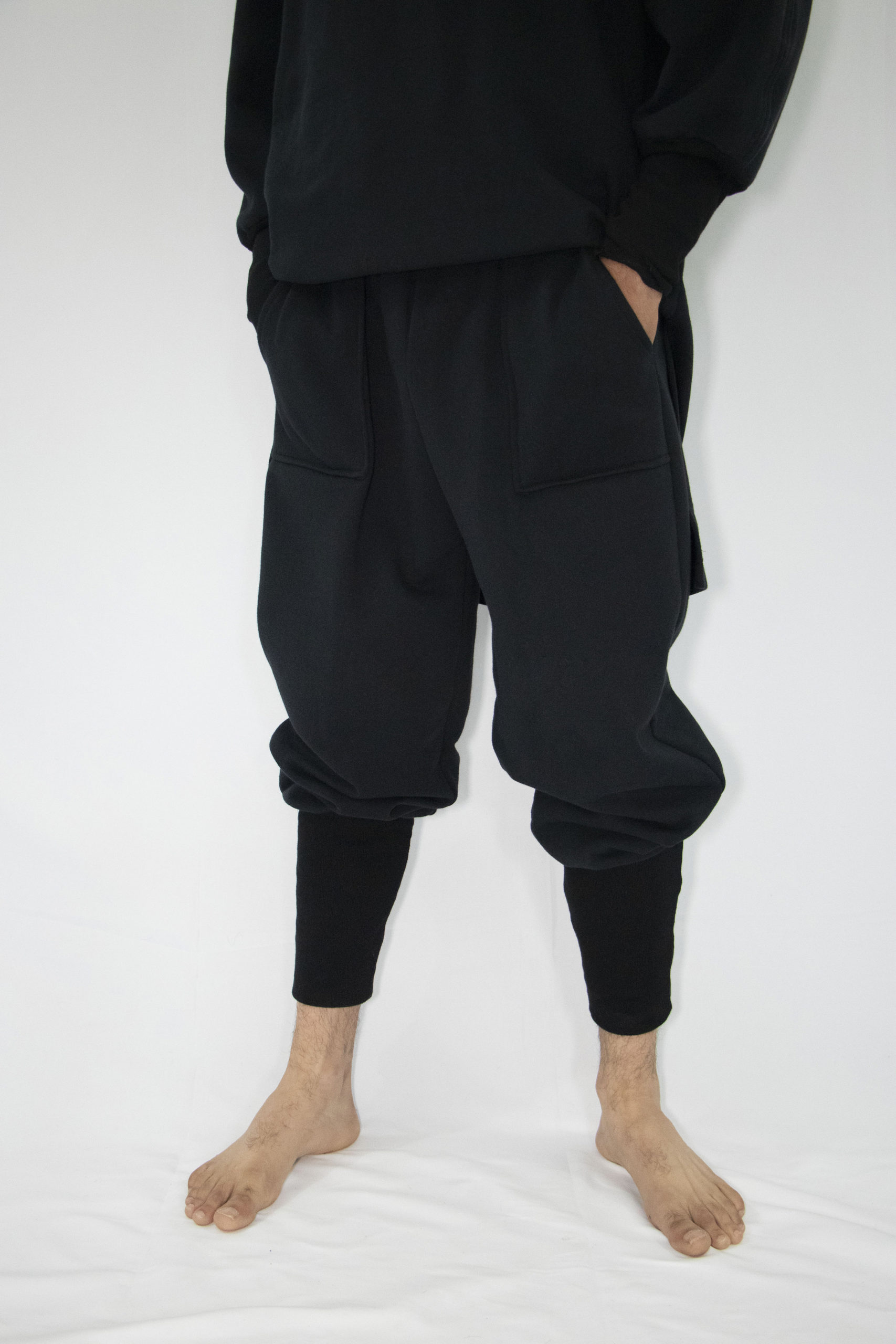 Man wearing black unisex sweatpants in organic cotton