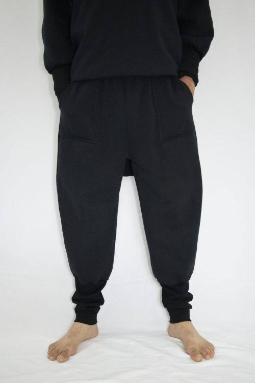 Man wearing black unisex sweatpants in organic cotton